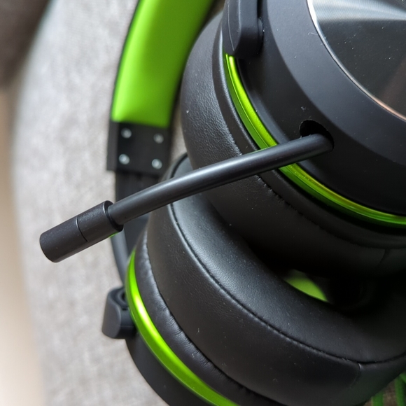 Neon green gaming headphones with mic and jack wire.  Adjustable and recratrable - Picture 6 of 6